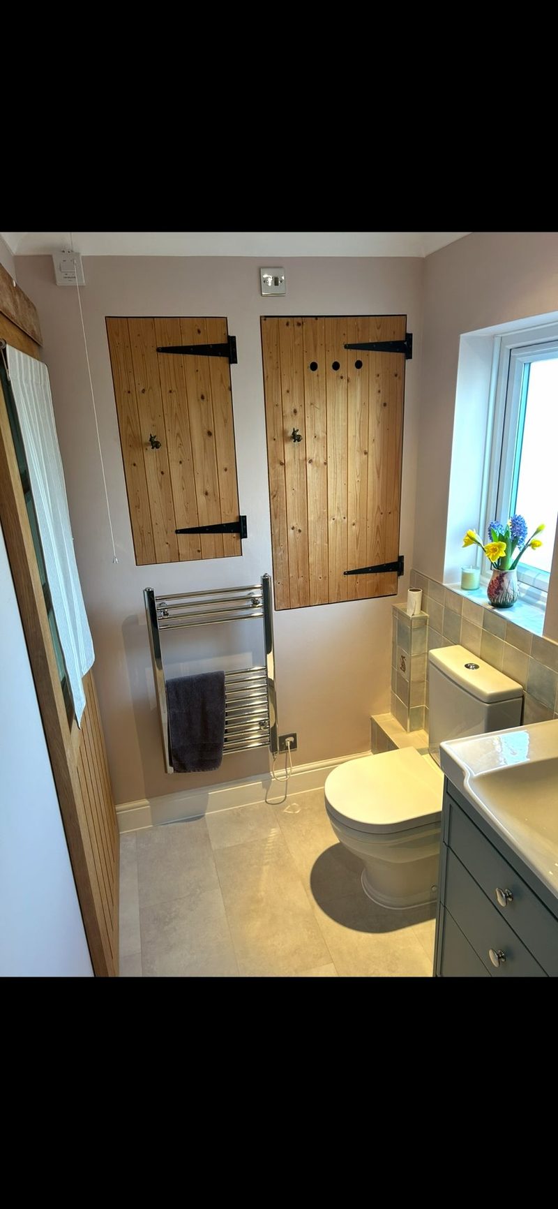 Cottage bathroom with pine doors